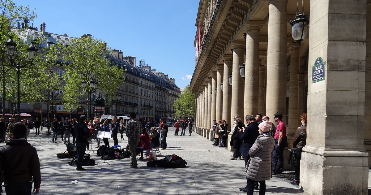 Colonnade de la Comédie-Française sur la place Colette, à côté du Palais-Royal, dans le 1er arrondissement